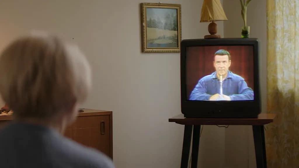 Kaszpirowski na ekranie telewizora w kadrze z dokumentu HBO Max