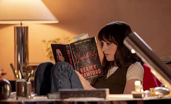 „Verity. Coraz większy mrok” już w kinach. Hathaway i Johnson w thrillerze