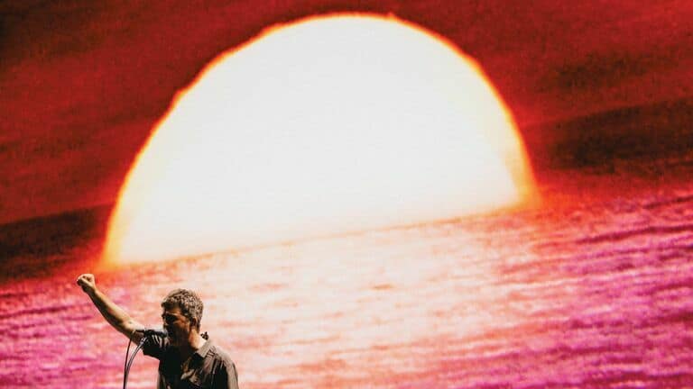 Koncertowy kadr z dokumentu Oasis: Don’t Look Back In Anger